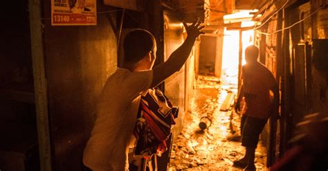 Incêndio de grandes proporções atinge favela na Zona Sul de.